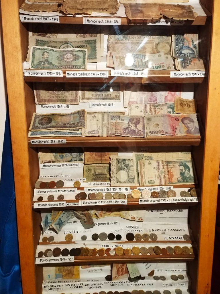 Colectie de bancnote si monede - muzeul vasile gaman